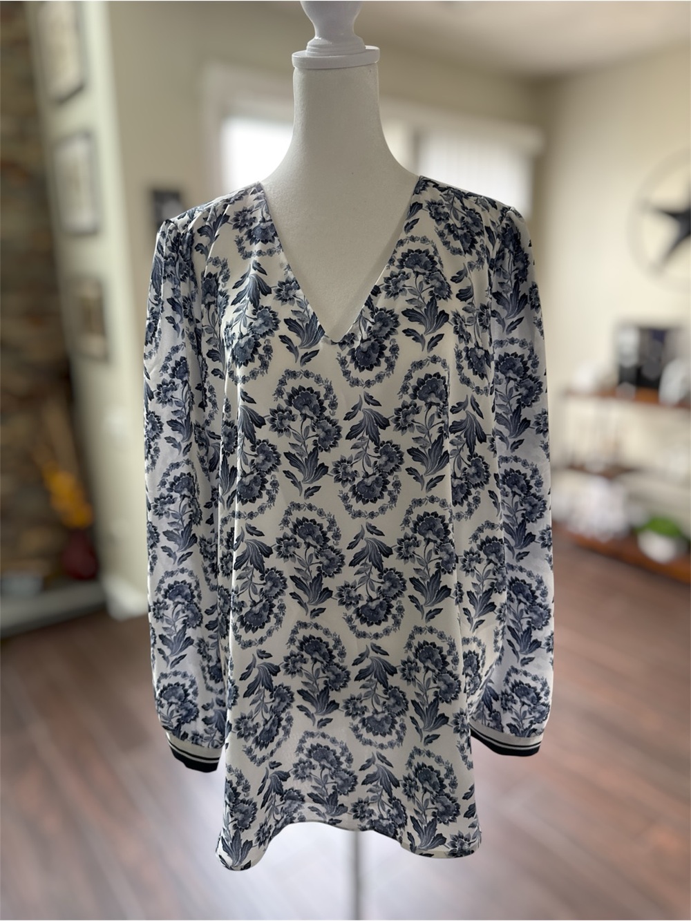 Ann Taylor LOFT Women's Large Pullover Blouse Floral Blue White Long Sleeves